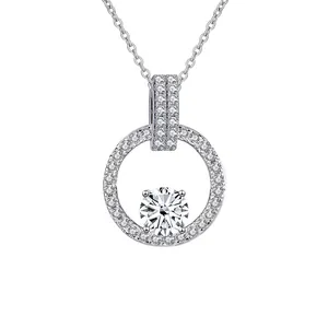 Détail macro du pendentif en moissanite rose avec serti micro-pavé sur chaîne en argent
