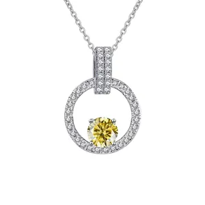 Vue détaillée du collier en argent S925 avec pendentif moissanite jaune de 1 carat