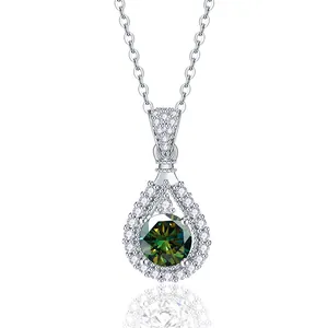 Vista macro del pendente a goccia con moissanite verde e zircone bianco in argento S925