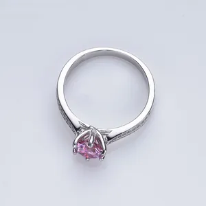 S925 zilveren ring met roze moissaniet en zijstenen op een lichtgrijze achtergrond