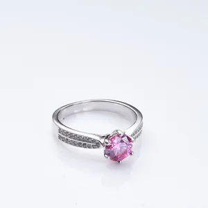 Ring van S925 sterling zilver met roze moissaniet en fonkelende zijdiamanten