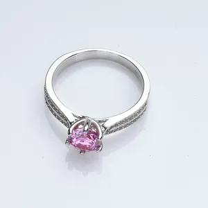 Ring met roze moissanite in S925 sterling zilver met ronde steen en pavézetting
