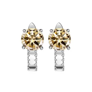 Λήψη macro των σκουλαρικιών moissanite 4-prong champagne με pavé διαμάντια σε ασήμι 925