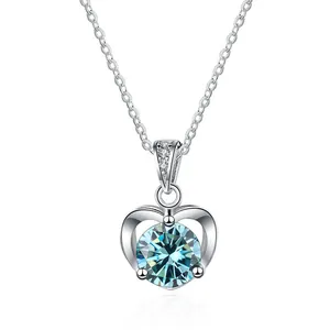 Elegante collar con colgante de corazón de plata con moissanita azul claro y cadena fina