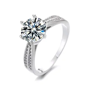 Macro-opname van moissanite ring met zes klauwen en zijdiamanten op zilveren band