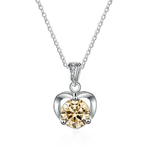 Collar de trébol de cuatro hojas minimalista con moissanita champán y cadena de plata