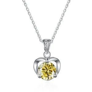 Primer plano del collar de corazón con una gran piedra moissanita amarilla en plata