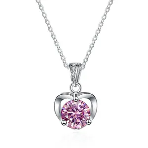 Collar de trébol de corazón con moissanita rosa y detalles brillantes de plata