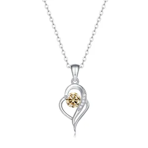 Vue détaillée du collier coeur en argent S925 avec moissanite champagne et zircons fins