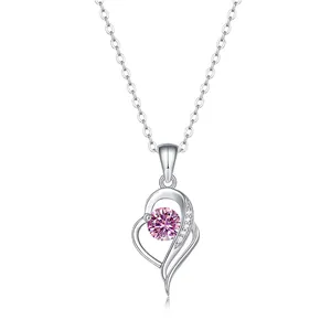 Détail macro du collier cœur en argent S925 avec moissanite rose et chaîne fine
