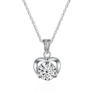 Detalle del collar con colgante de corazón con moissanita redonda y cadena de plata