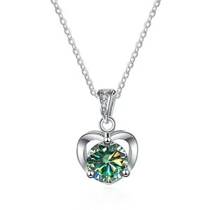 Collar con colgante de corazón en plata y moissanita verde brillante con cadena tipo O