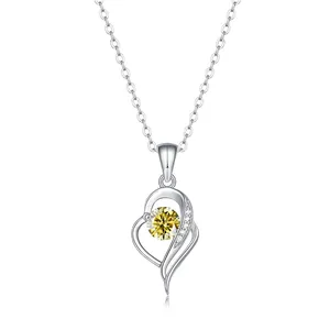 Détail du collier cœur en argent S925 avec une grande moissanite jaune et des diamants