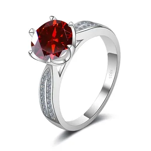 Macro-opname van S925 zilveren ring met ronde rode steen en vier-klauwzetting