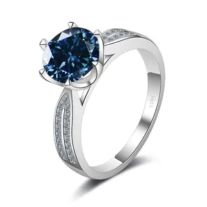 Macro-opname van S925 zilveren stempel en blauwe moissaniet op de luxe dames ring