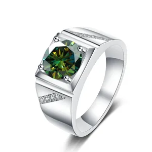 Detailweergave van een herenring met groene moissaniet en zijdelingse diamantaccenten