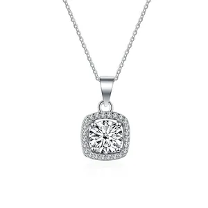 Detail van zilveren ketting met vierkant halo-ontwerp en ronde moissanite edelsteen