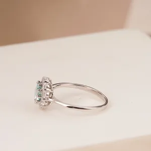 Λεπτομέρεια macro από ασήμι S925 με μπλε πέτρα 1,0ct και εσωτερική χάραξη δαχτυλιδιού