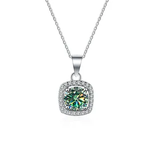 Zilveren vierkante halo ketting met een ronde moissaniet steen aan fijne ketting