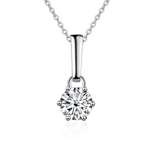 Macro-opname van een klassieke zes-klauws moissanite hanger aan een zilveren ketting