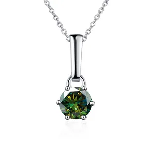 Detail van moissanite hanger met zes klauwen en groene edelsteen aan zilveren ketting