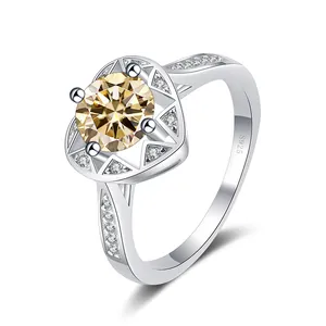 Eleganter S925 Sterlingsilber Ring mit 1 Karat rundem Moissanit auf weißem Hintergrund