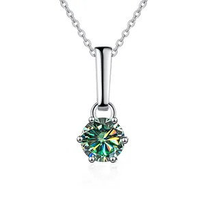 Zilveren moissanite ketting met ronde hanger en zes klauwen op spiegelend oppervlak