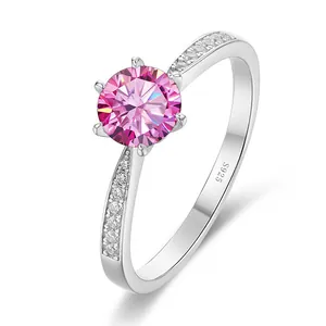 Makroaufnahme von S925 Silberring mit rosa Moissanit-Stein in klassischer 6-Krallen-Fassung