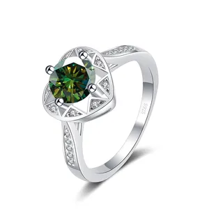 Makroaufnahme: 1 Karat grüner Moissanit Ring mit S925 Prägung und Herzform-Fassung