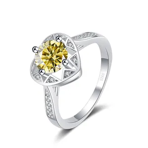 Detail eines S925 Silberrings mit 1ct gelbem Moissanit und herzförmigem Diamant-Halo