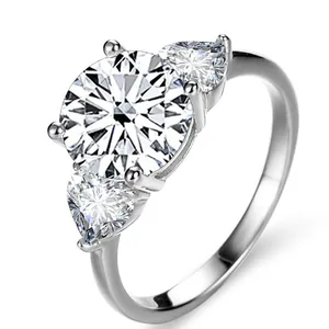 Detaillierte Nahaufnahme eines s925 Silberrings mit einem rosa 3-Karat-Hauptstein im Fokus