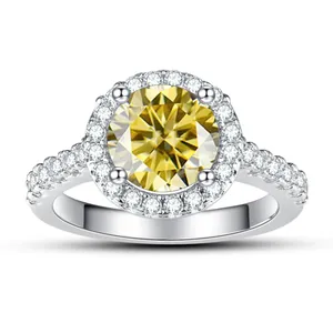 Κομψό δαχτυλίδι halo με κίτρινο moissanite 2 καρατίων και στρογγυλά διαμάντια σε ασημένια ταινία