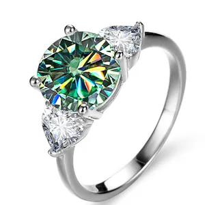 Luxuriöser S925 Silberring mit 3ct grünem Moissanit und herzförmigen Seitensteinen