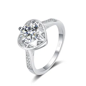 Makroaufnahme von S925 Sterlingsilber Ring mit rundem Moissanit und herzförmigem Halo