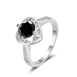 Detailaufnahme von S925 Silberring mit herzförmiger Fassung und schwarzem Edelstein