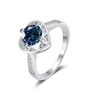 Detailansicht S925 Silberring mit blauem Moissanit und Herzakzenten