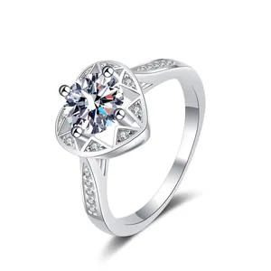 S925 Silber 1 Karat Moissanit Ring mit herzförmigem Halo und Pavé-gefasstem Band