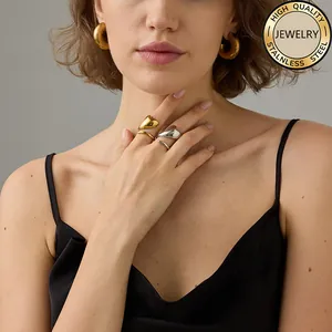 Anello a cuore minimalista e orecchini a cerchio in acciaio inossidabile dorato