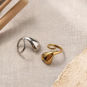 Anelli a cuore spessi in oro e argento dal design scultoreo fluido e minimalista