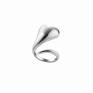 Anello aperto minimalista color argento con un grande cuore in metallo lucido sagomato