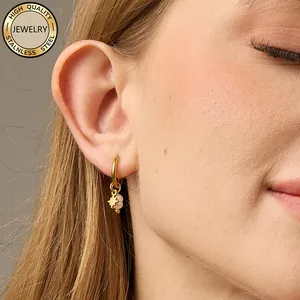 Detailansicht der goldenen Edelstahl-Creole mit Stern- und Perlenanhängern für Damen