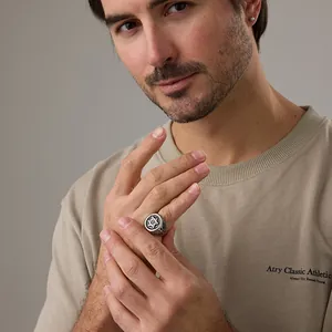 Macro detail van retro roestvrijstalen ring met hexagram ontwerp op de vinger van een man