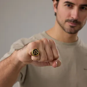 Detailweergave van de vintage gouden zegelring voor heren met Davidster en zwart emaille
