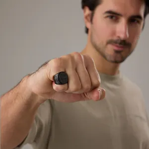 Vue macro d'une bague chevalière vintage noire en acier inoxydable avec motif de croix