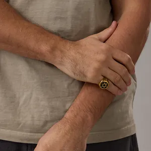 Vintage herenring van roestvrij staal met gouden hexagram ster en zwart email