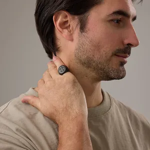 Chevalière croix d'exorciste vintage pour homme en acier inoxydable noir mat au doigt