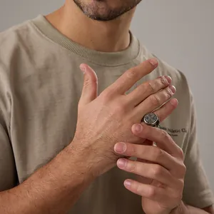 Bague vintage pour hommes en acier inoxydable avec croix de Saint Benoît et fini antique