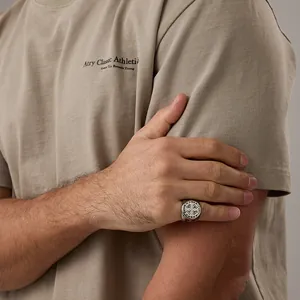 Vue détaillée d'une bague sceau argentée avec gravure de croix religieuse complexe