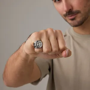 Gros plan d'une bague chevalière croix médaille Saint-Benoît en acier vintage