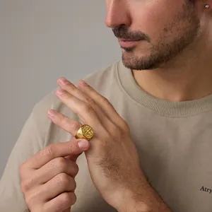Détail d'une bague sceau religieuse dorée pour homme avec motifs de croix gaufrés rétro